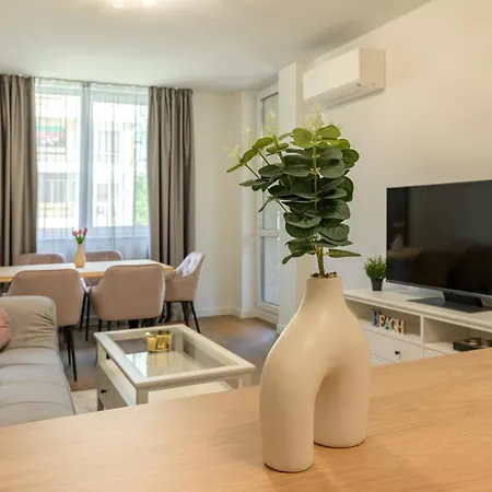 Modern Escape With Private Parking Apartament Warna