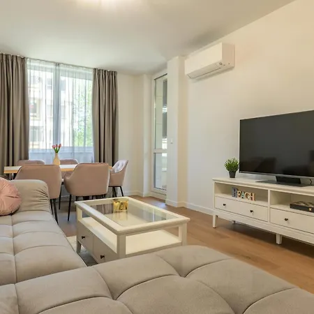 Modern Escape With Private Parking Apartment *