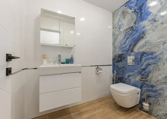 Modern Escape With Private Parking شقة فارنا