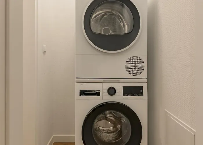 Modern Escape With Private Parking فارنا